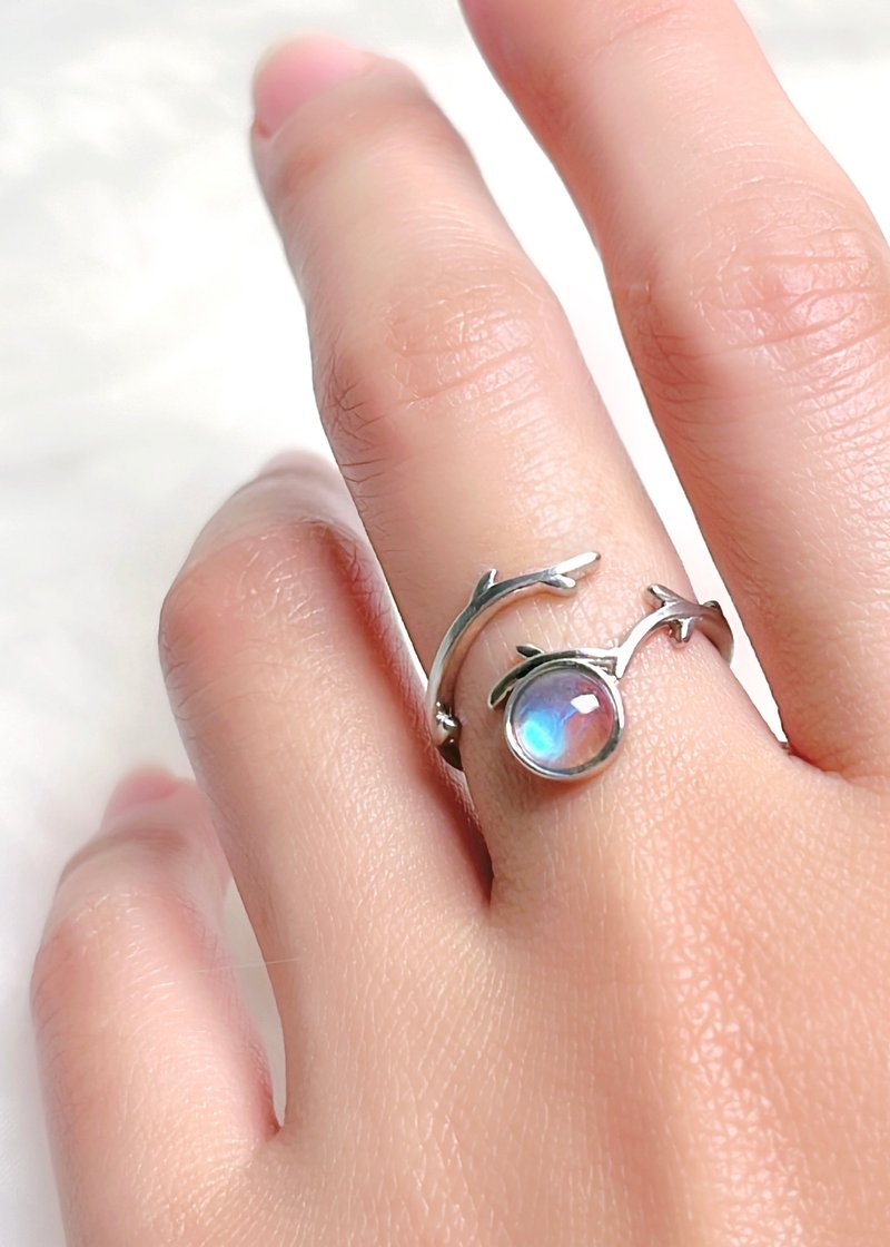 Morning Dew Clear Blue Light Labradorite Ring/Labradorite/925 Sterling Silver/Labradorit - แหวนทั่วไป - เครื่องเพชรพลอย สีน้ำเงิน