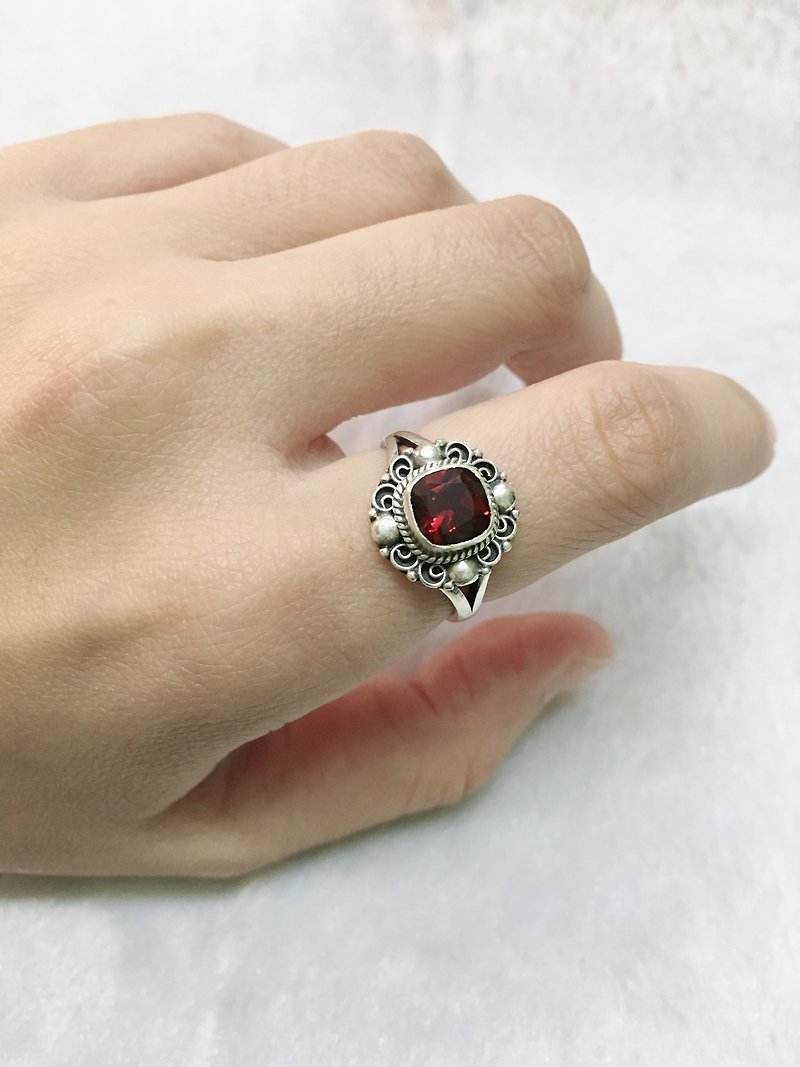 Garnet Finger Ring Handmade in Nepal 92.5% Silver - แหวนทั่วไป - เครื่องเพชรพลอย 