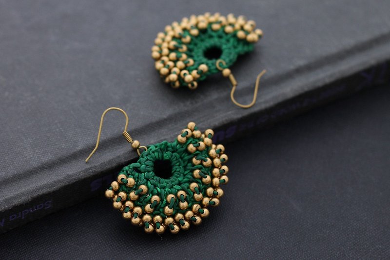 綠色鉤針耳環，黃銅串珠編織耳環，綠色針織耳環 - 耳環/耳夾 - 棉．麻 綠色