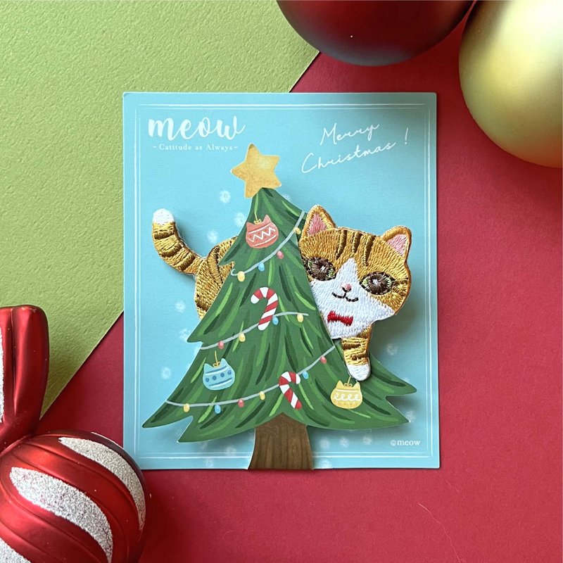 Meow Cat playing with Christmas tree pin - Brooches - Thread Green