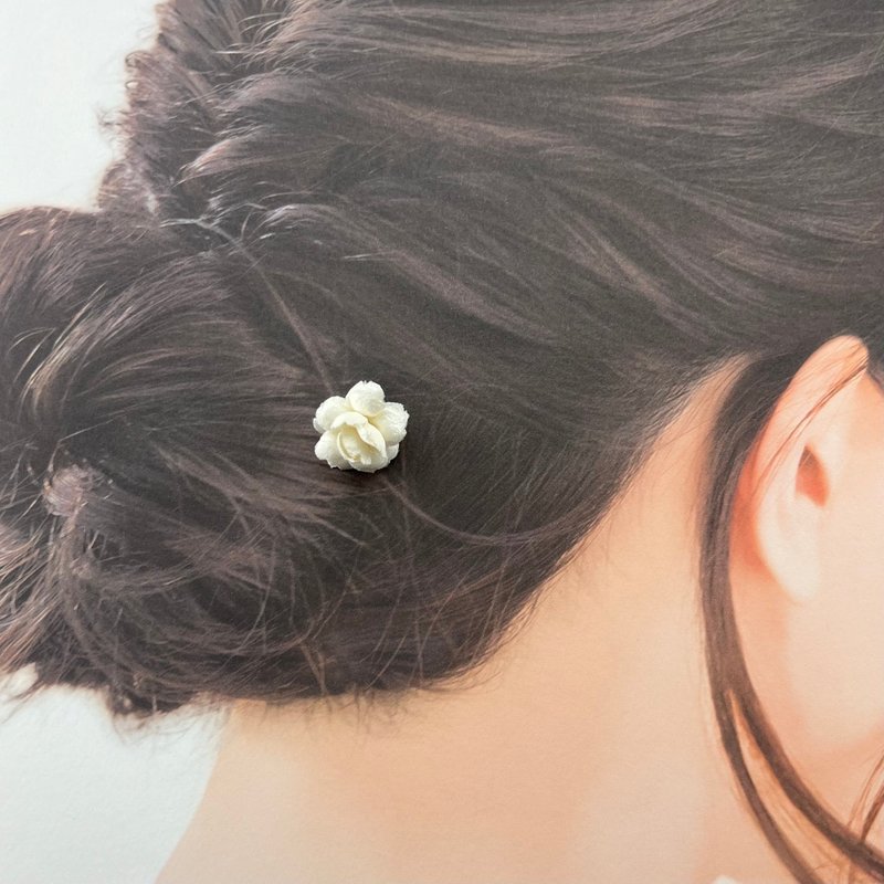 Pacey | Small White Single Flower Delicate Hair Clip - เครื่องประดับผม - วัสดุอื่นๆ ขาว