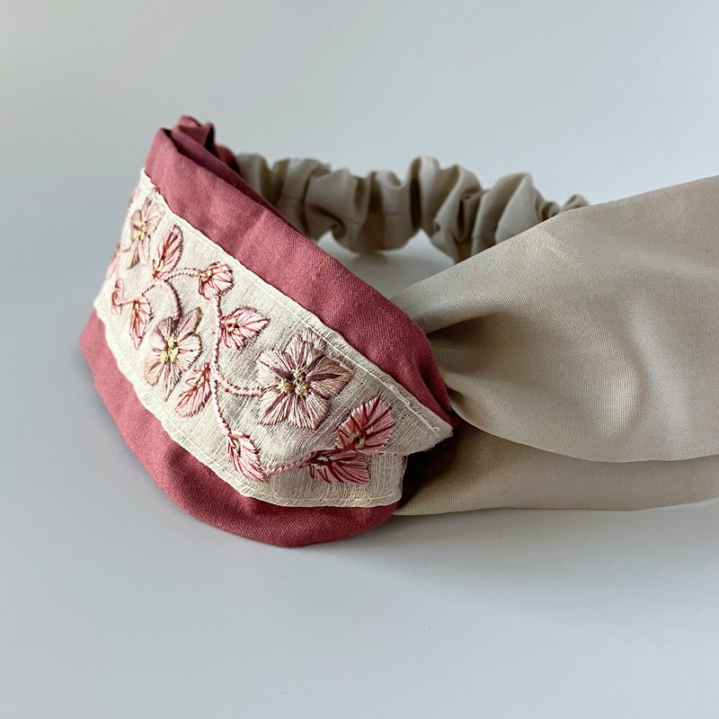 Japanese embroidered ribbon lotus root five-petal flower leaves peach milk tea Japanese cloth cross headband - เครื่องประดับผม - ผ้าฝ้าย/ผ้าลินิน สึชมพู