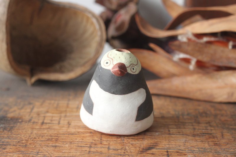 Flower vase of Yellow-eyed penguin - เซรามิก - ดินเผา สีดำ