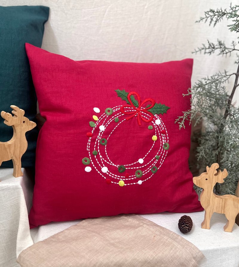 Hand Embroidered Red Linen Christmas Cushion Cover – Sashiko Wreath Design - 枕頭/抱枕 - 亞麻 紅色