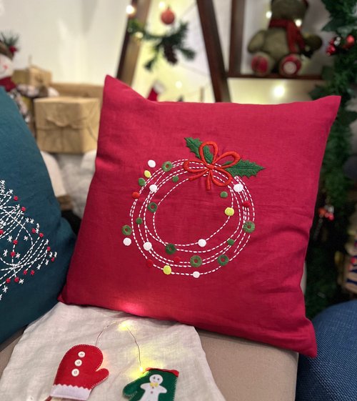 クッションカバー クリスマス 刺繍 手刺繍の赤いリネン製クリスマス クッションカバー – 刺し子リース
