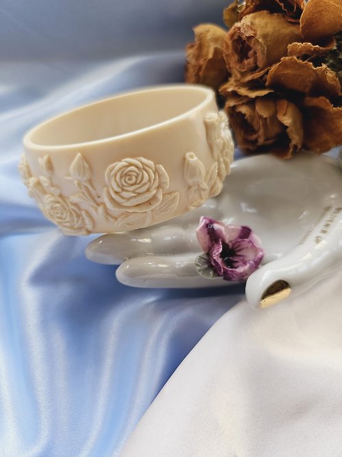 Hale黑爾典藏西洋古董 美國西洋古董飾品 / 浮雕滿薔薇奶白復古手環/古董珠寶首飾
