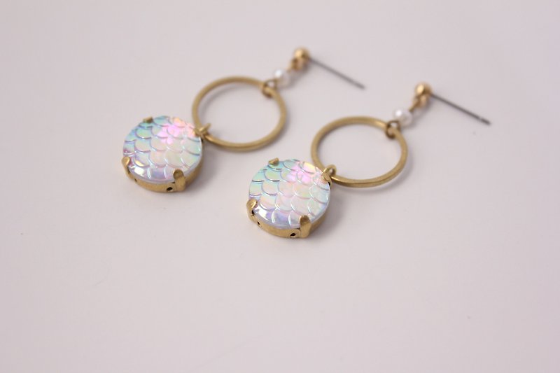 *hippie* Irised Mermaid Scale Pearl & Brass Circle Earrings -White Light - ต่างหู - โลหะ ขาว
