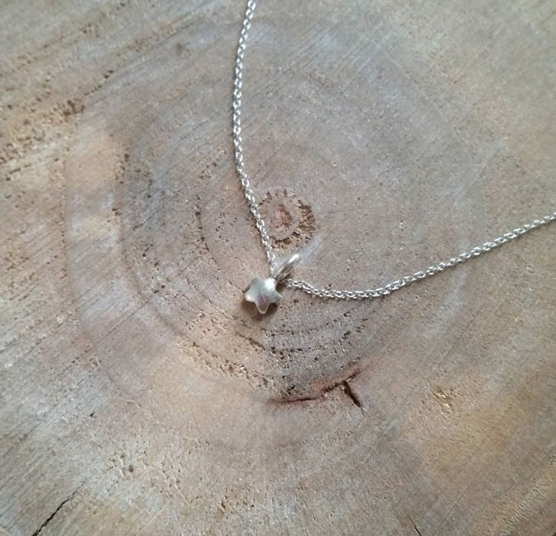 About 6 MM sterling silver little star-simple sterling silver clavicle chain (chain is 1mm thick) 6MM silver star 925 silver necklace - Collar Necklaces - Other Metals Silver