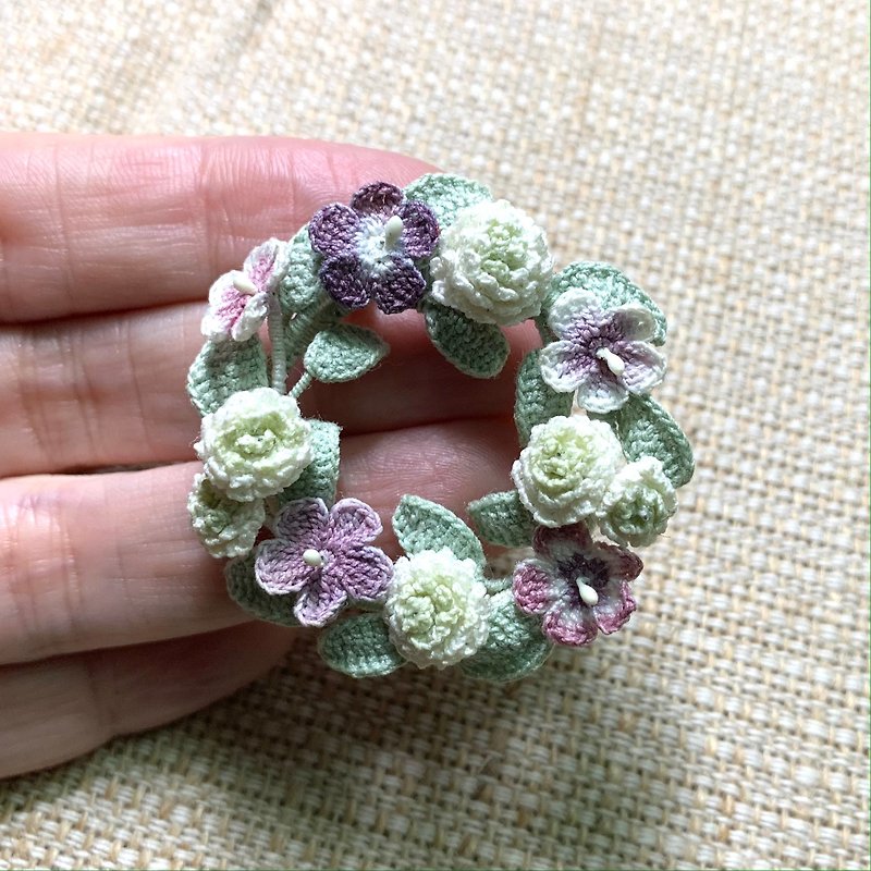 Micro Crochet flower wreath brooch, Wedding boutonniere, Thank you gift - เข็มกลัด - ผ้าฝ้าย/ผ้าลินิน สีเขียว