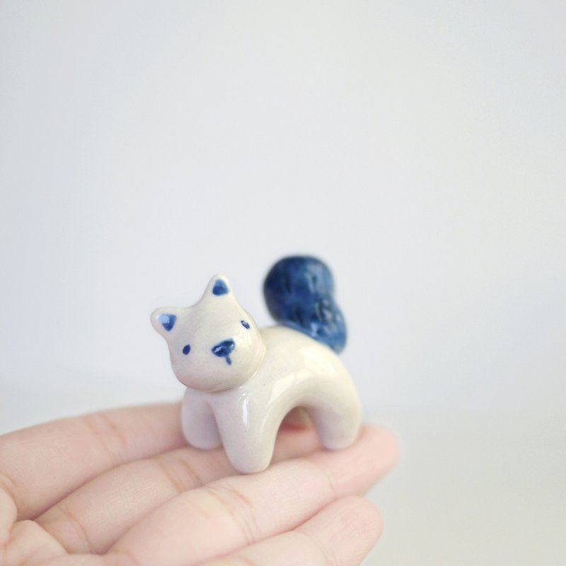 Tiny creatures - Peanut Squirrel porcelain - ของวางตกแต่ง - เครื่องลายคราม สีน้ำเงิน