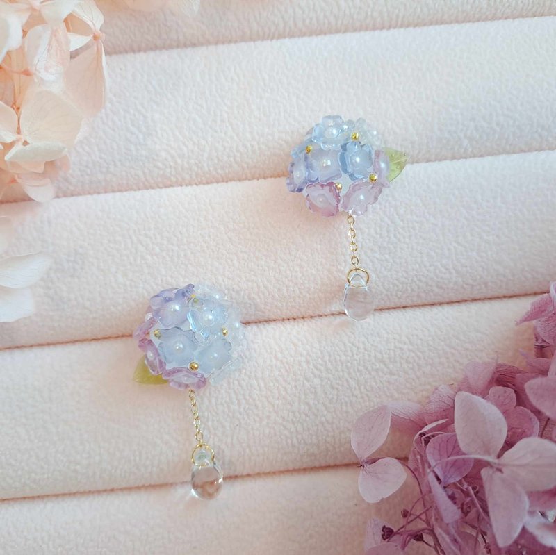 [Shizuku's Season] Hydrangea Flower Ball Water Drop Earrings (Mist White) - ต่างหู - เรซิน สีม่วง