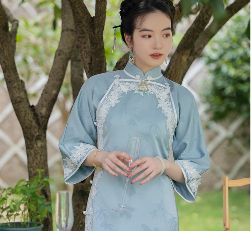 Yixinyi's new Chinese retro cheongsam with heavy lace trim - กี่เพ้า - วัสดุอื่นๆ สีน้ำเงิน