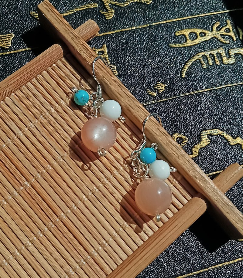 Anonymous mountains and rivers. earrings. Colorful and lively. Orange moonstone, clam, turquoise. metal braid - ต่างหู - เครื่องเพชรพลอย หลากหลายสี