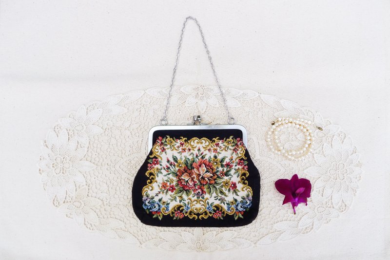 70s Beautiful Vintage Woven Tapestry needlepoint FLORALS kisslock handbag - 手提包/手提袋 - 棉．麻 黑色