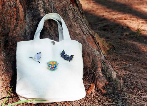 文藝輕黏 l 刺繡@臺灣文化 刺繡別針明信片 | 臺南系列-黑麵琵鷺 劍獅 蝙蝠 | 文藝輕黏