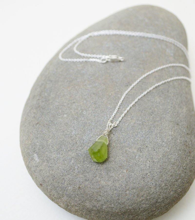 Simple small stone- August birthstone‧Faceted Peridot ‧Silver necklace - Necklaces - Sterling Silver Green