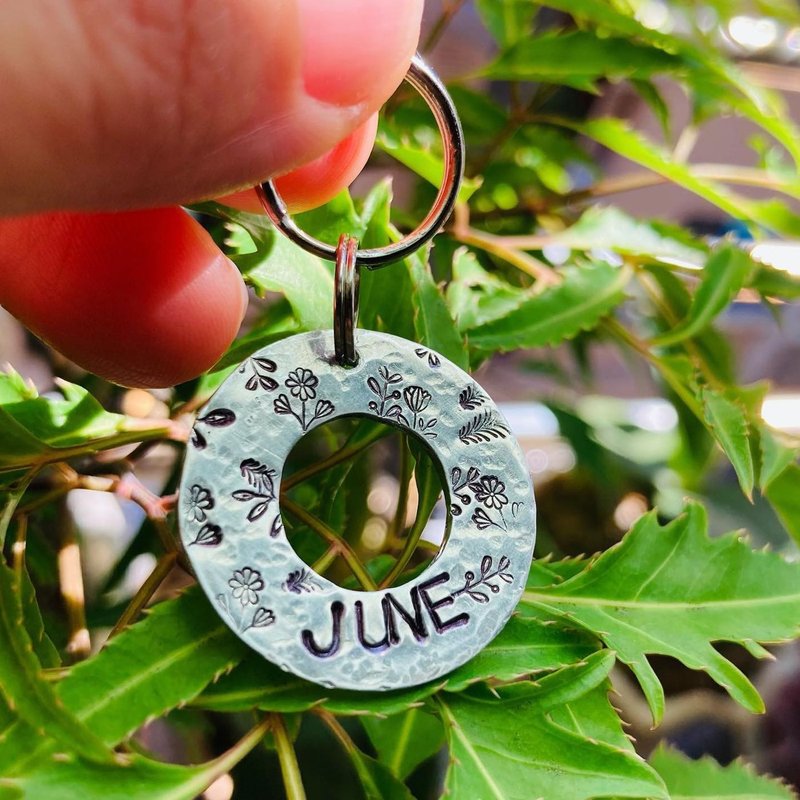 Handmade custom metal dog tag pet tag pet name tag sweet wreath - หมอน - อลูมิเนียมอัลลอยด์ 