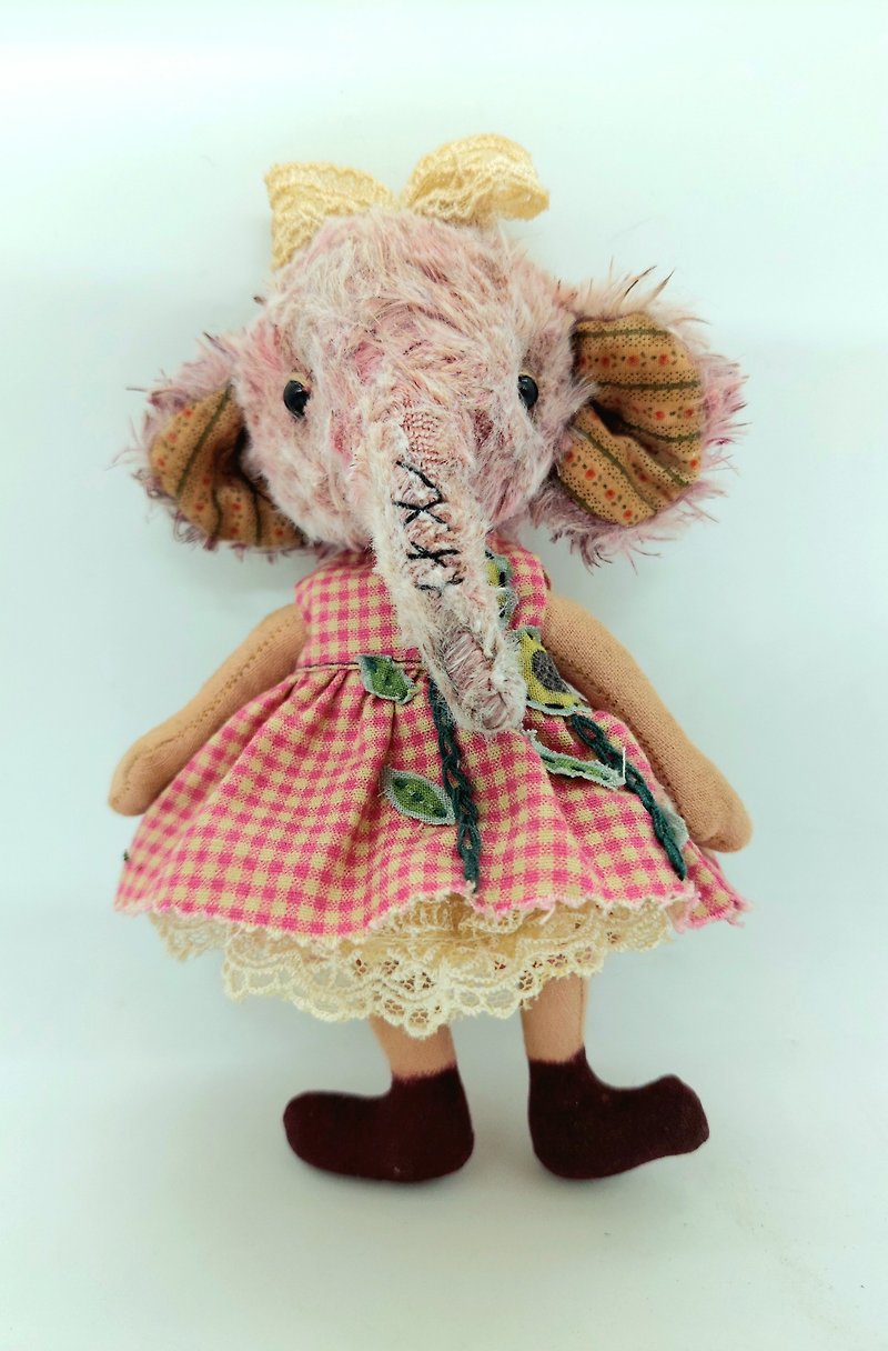 Picture book style forest style pink elephant handmade unique doll - ของวางตกแต่ง - วัสดุอื่นๆ 