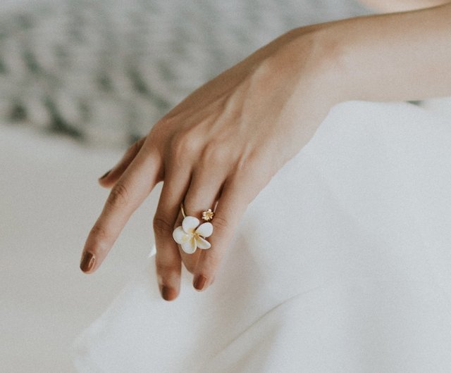 White Enamel Everglades Plumeria Ring - Shop MISIS Jewels Taiwan