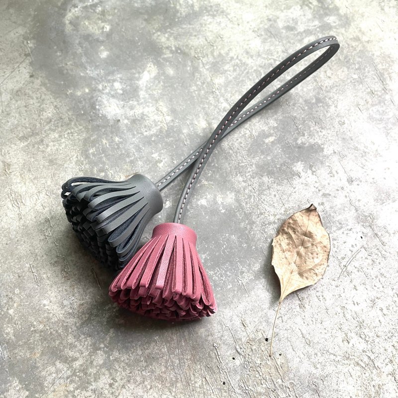 Leather Tassel Pendant Dry Rose/Grey - ที่ห้อยกุญแจ - หนังแท้ สีเทา