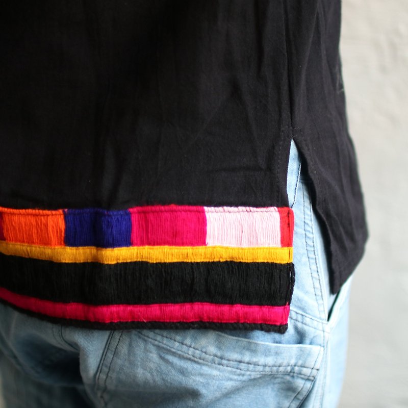OMAKE Original rear hem Afghan embroidery V-neck crew neck top black - Men's T-Shirts & Tops - Cotton & Hemp Black