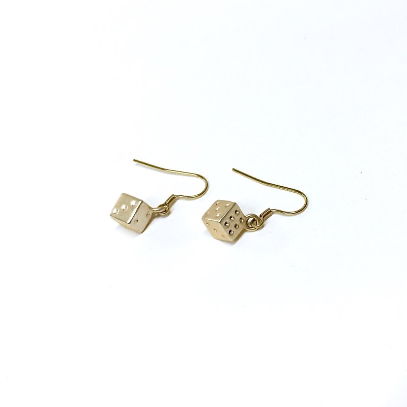 [Ruosang] [Jin] Dice shaped earrings. Plated Bronze earrings. Simple style. Earrings/Ear Hooks/ Clip-On - ต่างหู - โลหะ สีทอง