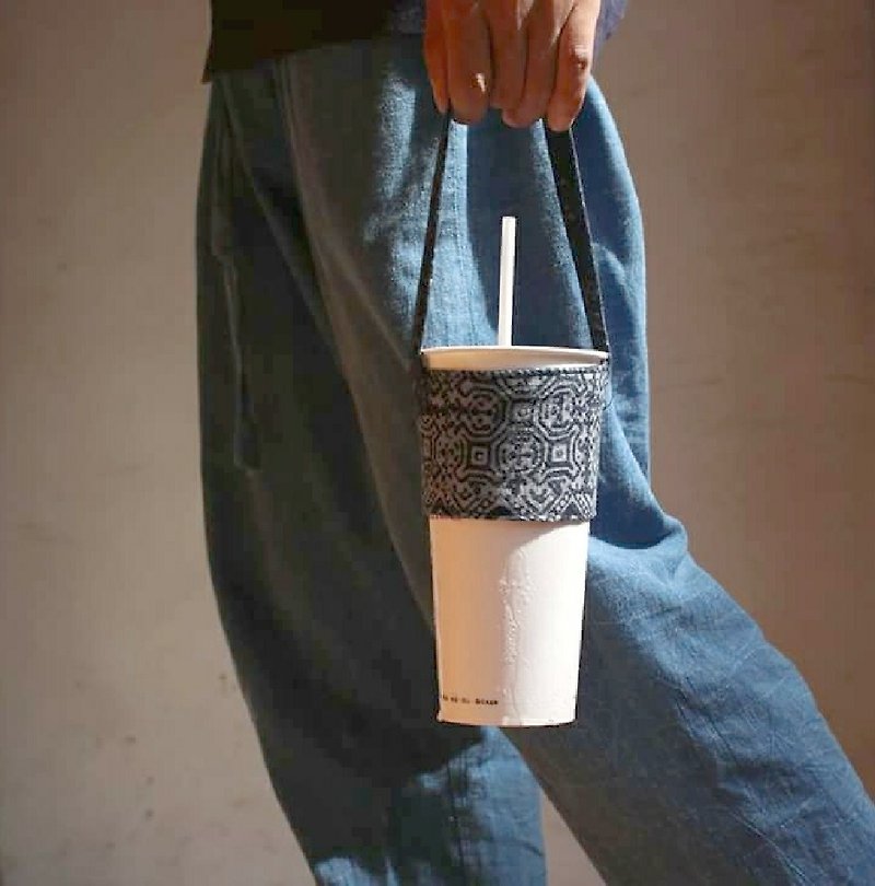 OMAKE Mon wax blue dyed ancient cloth drink bag - กระเป๋าถือ - ผ้าฝ้าย/ผ้าลินิน สีน้ำเงิน