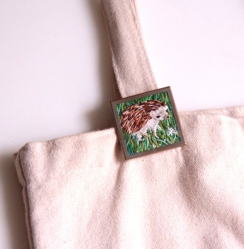 Small hedgehog embroidery brooch animal pin ブローチ - Brooches - Thread Brown
