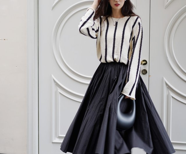 Black/white 2-color rotating life special pleated fabric large skirt skirt  with elegant atmosphere umbrella swing dance skirt - Shop Wild Scenery  Skirts - Pinkoi