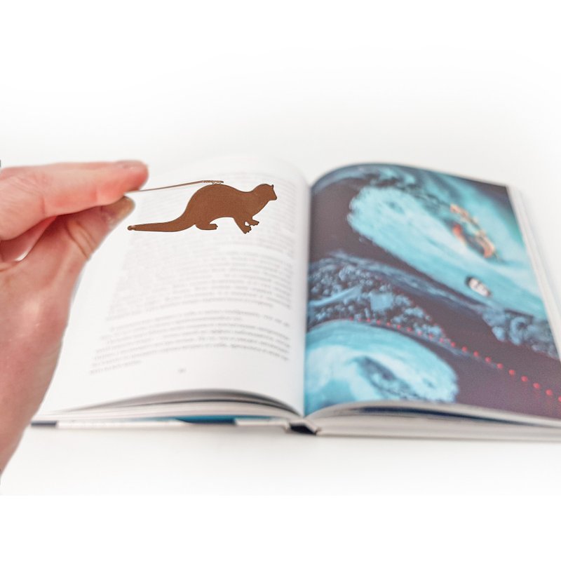 Otter Bookmark - Small Bookish Gift for Book Lovers - 書籤 - 其他金屬 咖啡色