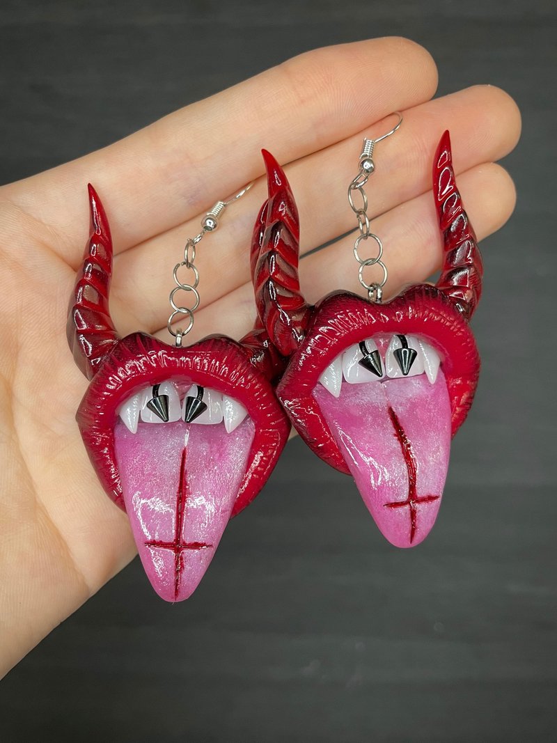 Earrings. Red diabolical lips with horns. - 耳環/耳夾/耳骨夾 - 黏土 