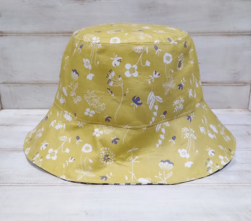 Bright mustard small floral black plaid double-sided fisherman hat visor - หมวก - ผ้าฝ้าย/ผ้าลินิน สีเหลือง