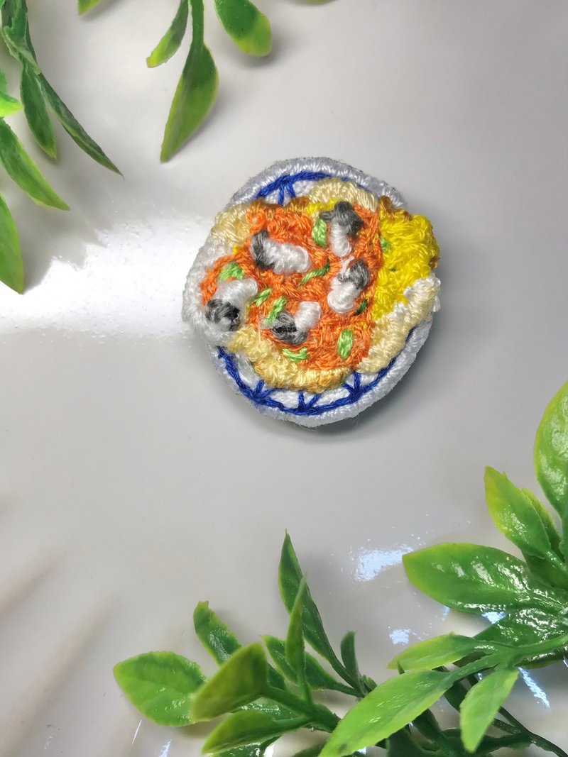 【台灣小吃】手工刺繡立體蚵仔煎別針A款/手作經典/食物飾品 - 徽章/別針 - 繡線 橘色