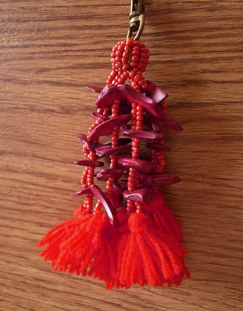 公平貿易_泰北_椰子殼 串珠 流蘇 毛線 吊飾 紅 - 吊飾 - 其他材質 紅色