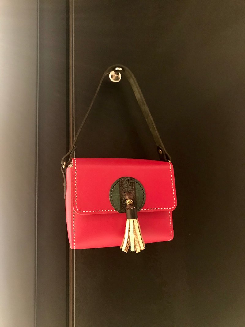 POPO- Taiwan Red- Tassel Gold Mini Side Backpack (Short clip can be placed) - กระเป๋าแมสเซนเจอร์ - หนังแท้ สีแดง
