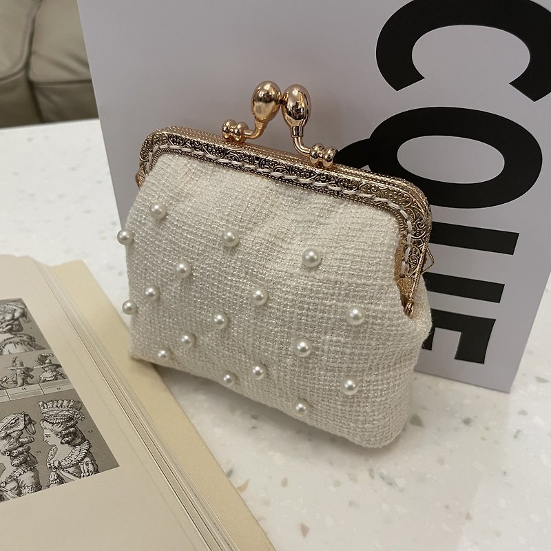 [Gold and Pearlescent] Ready Stock/Elegant White Roving Pearl Diamond Quilted Small Mouth Gold Bag - Coin Purses - Other Materials White