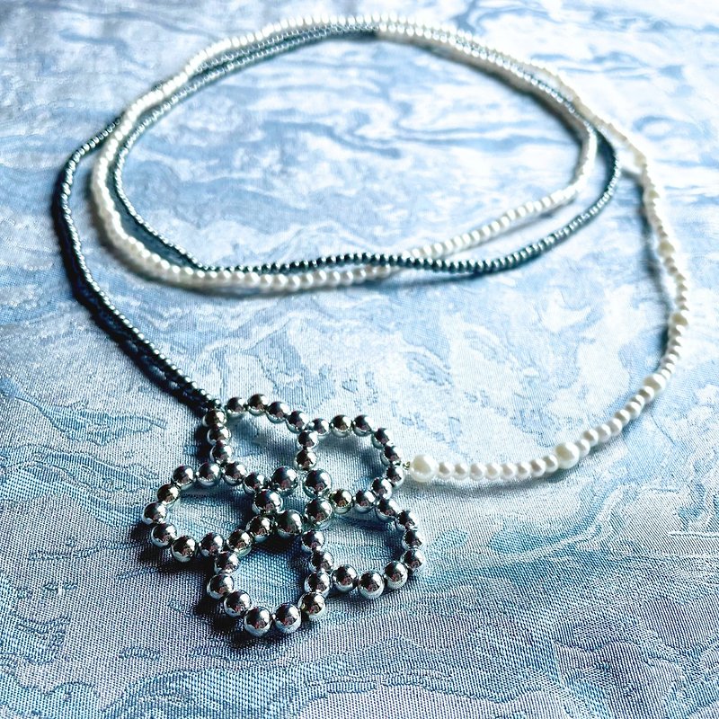 Silver flower long necklace - สร้อยคอยาว - เรซิน สีเงิน