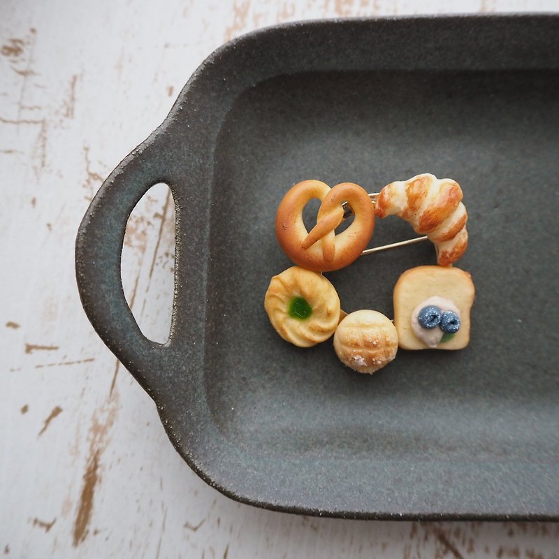 brooch / miniature bread mix - Brooches - Clay Brown