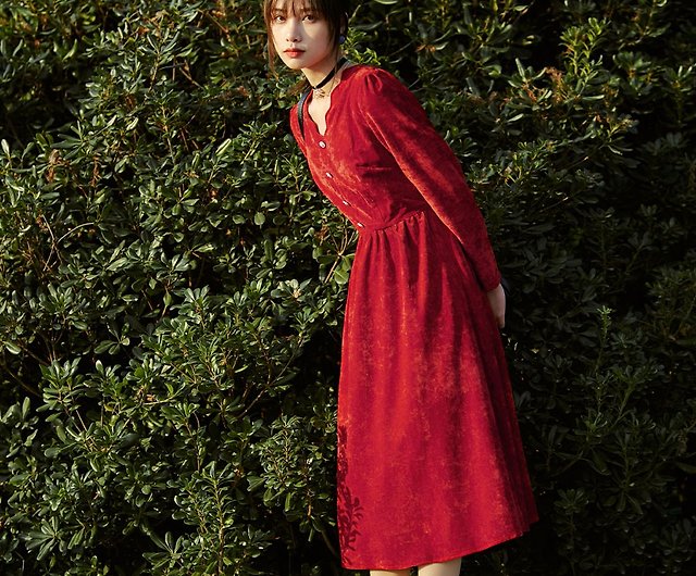 フランス式復古の赤いシルクのワンピースの女性の秋冬の新年の戦袍の ...