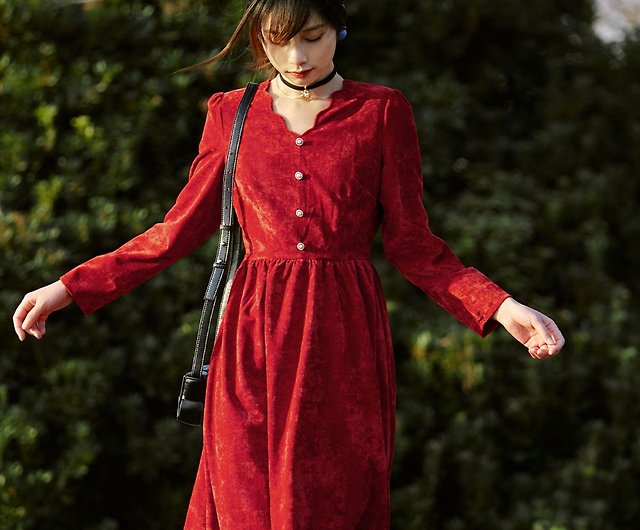 フランス式復古の赤いシルクのワンピースの女性の秋冬の新年の戦袍の