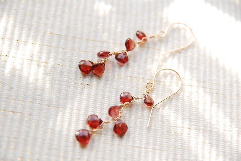 Pierced earring of a small garnet  14kgf - Earrings & Clip-ons - Gemstone Red