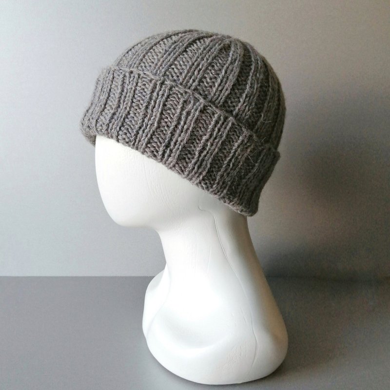 Wool Handmade Grey Men's Winter Beanie: Cozy Seamless Hand-Knit Craftsmanship - 帽子 - 羊毛 灰色