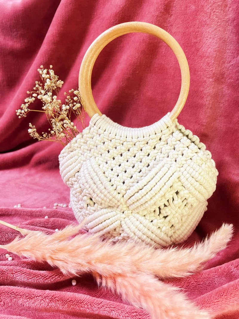 Macrame Classic Wooden Ring Shell Bag - กระเป๋าถือ - ผ้าฝ้าย/ผ้าลินิน ขาว