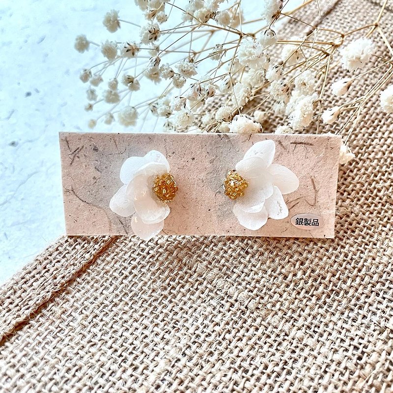 Volendam :: Handmade Flower Resin Earrings - ต่างหู - พืช/ดอกไม้ ขาว