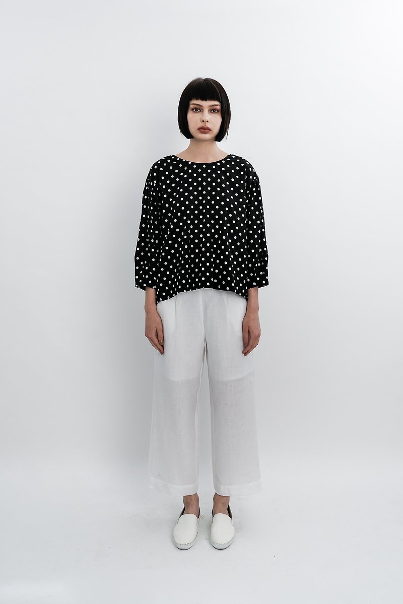 The dot is short in front and long in the back. Black and white cotton top. Spring Summer | Ysanne