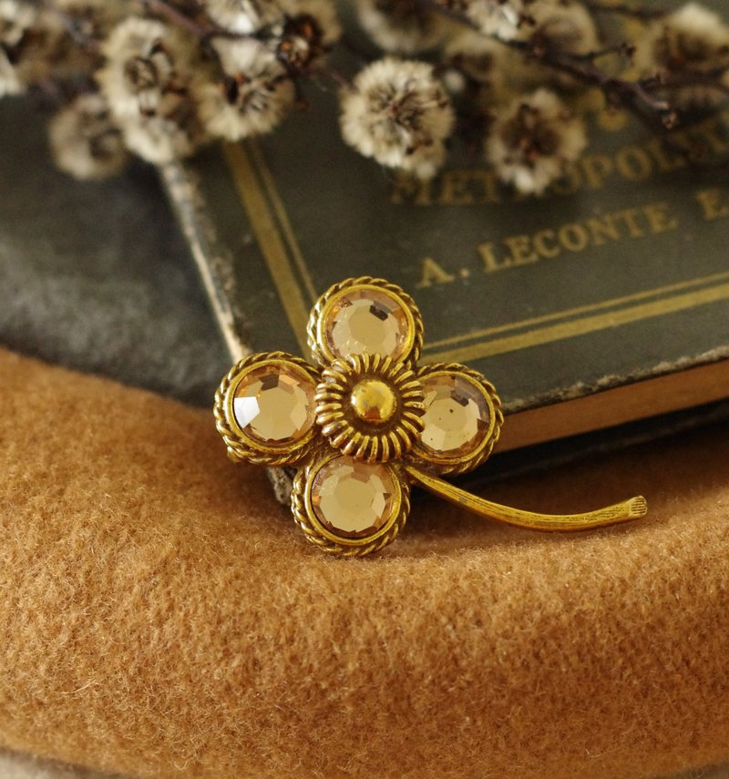 Antique translucent Stone clover pin brooch heart pin B2065 - Brooches - Other Metals Gold