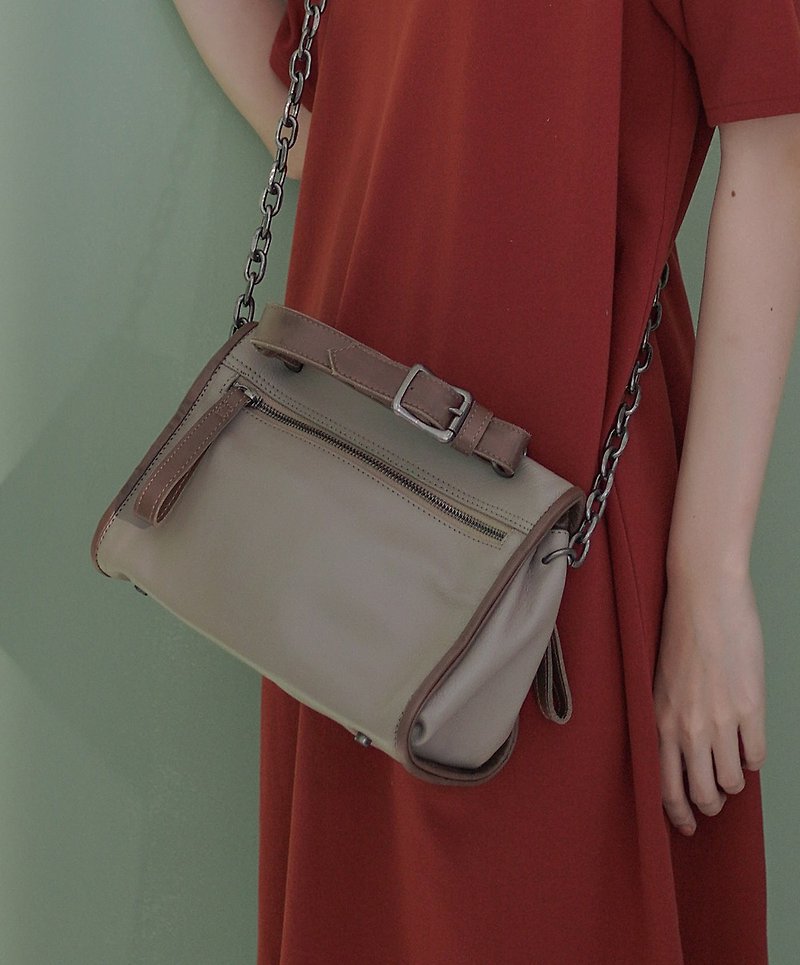 supportingrole leather minimalist edging chain square bag - กระเป๋าแมสเซนเจอร์ - หนังแท้ สีเทา