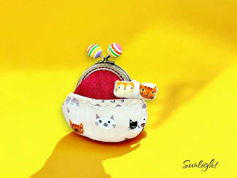 Sunlight alley hand-made cute meow cat kiss lock bag coin purse storage bag - กระเป๋าสตางค์ - ผ้าฝ้าย/ผ้าลินิน 