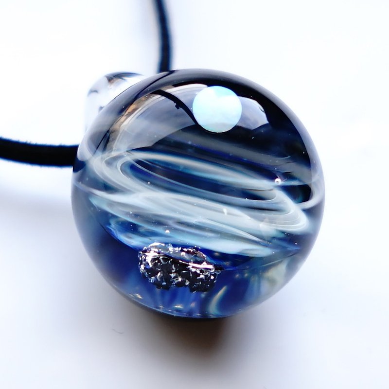 惑星、隕石の世界 ホワイトオパール 隕石 宇宙 ガラス ペンダント 本物の隕石入り 星 玻璃 日本制造 日本 手工制作 手作 送料無料 - 項鍊 - 玻璃 藍色