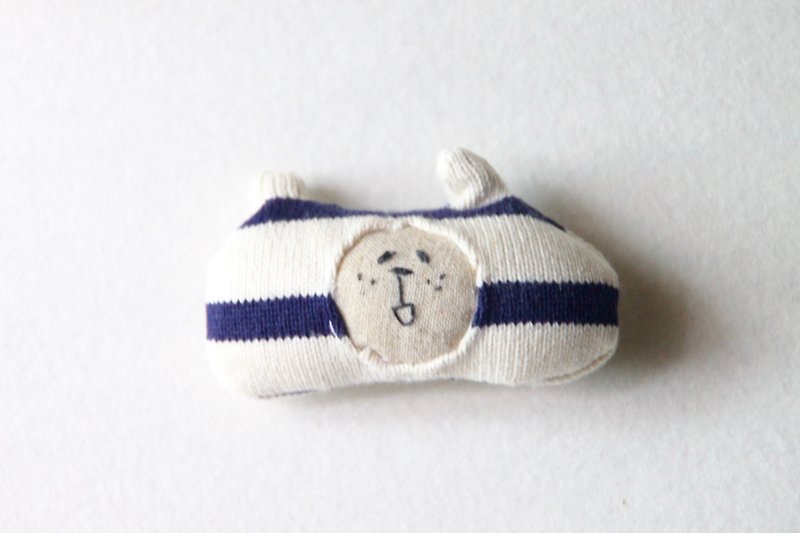 Fluffy muuchan brooch Navy  Border　Knit fabric - เข็มกลัด - ผ้าฝ้าย/ผ้าลินิน สีน้ำเงิน